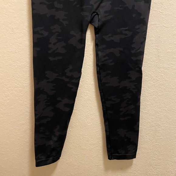 Spanx Black Camo Seamless Look At Me Now Cropped Legging Size L - Picture 11 of 12